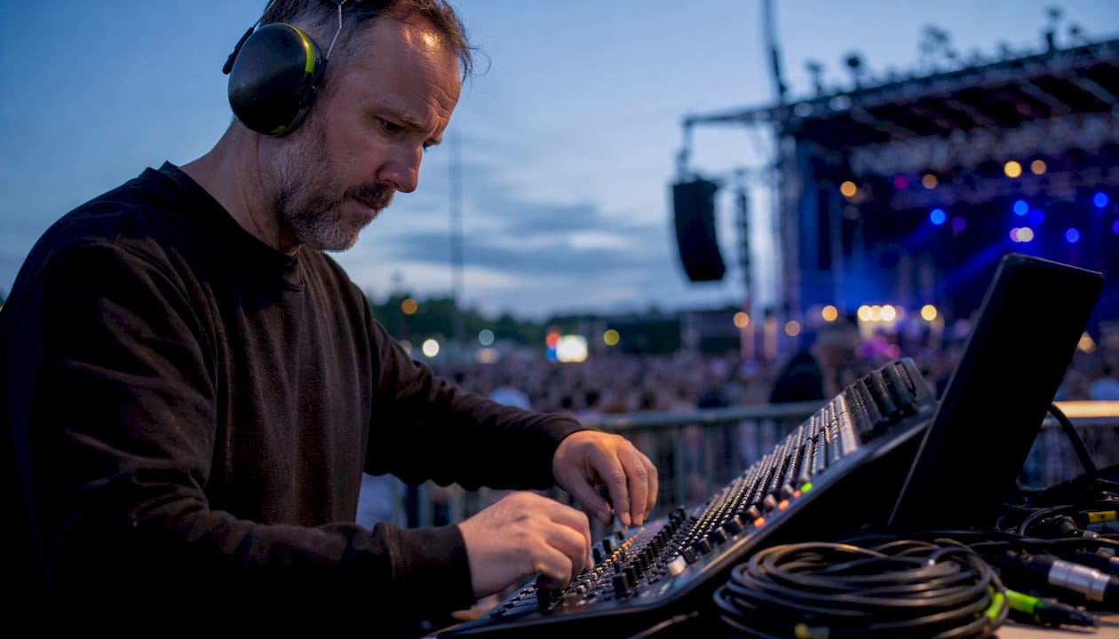 Vid konserter och andra liveframträdanden ser ljudteknikern till att ljudet håller högsta kvalitet.