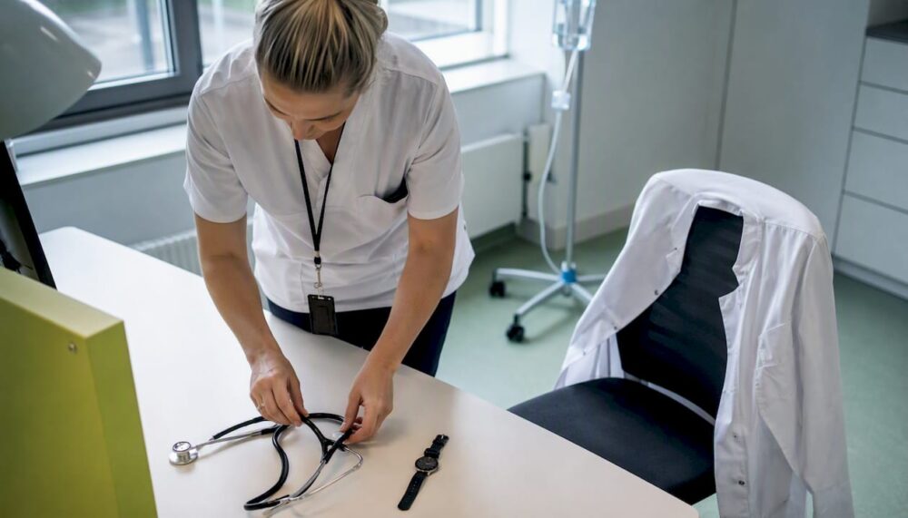 Verktyg och utrustning för vårdutbildning uppställda på skrivbordet