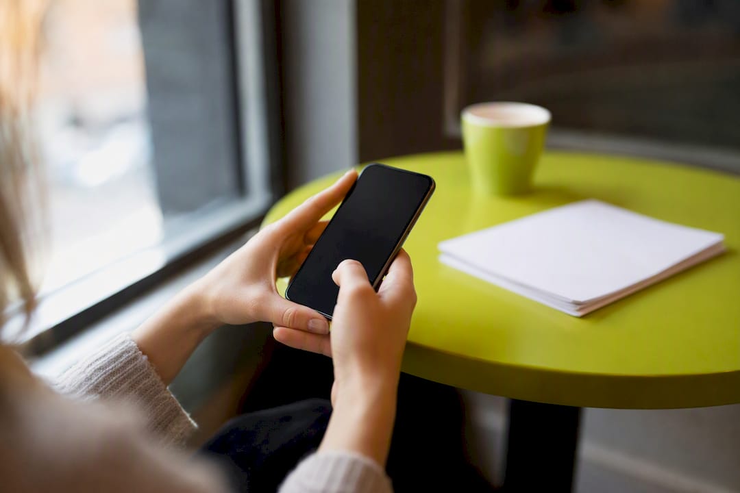 Händer som skickar svarsbekräftelse på smartphone