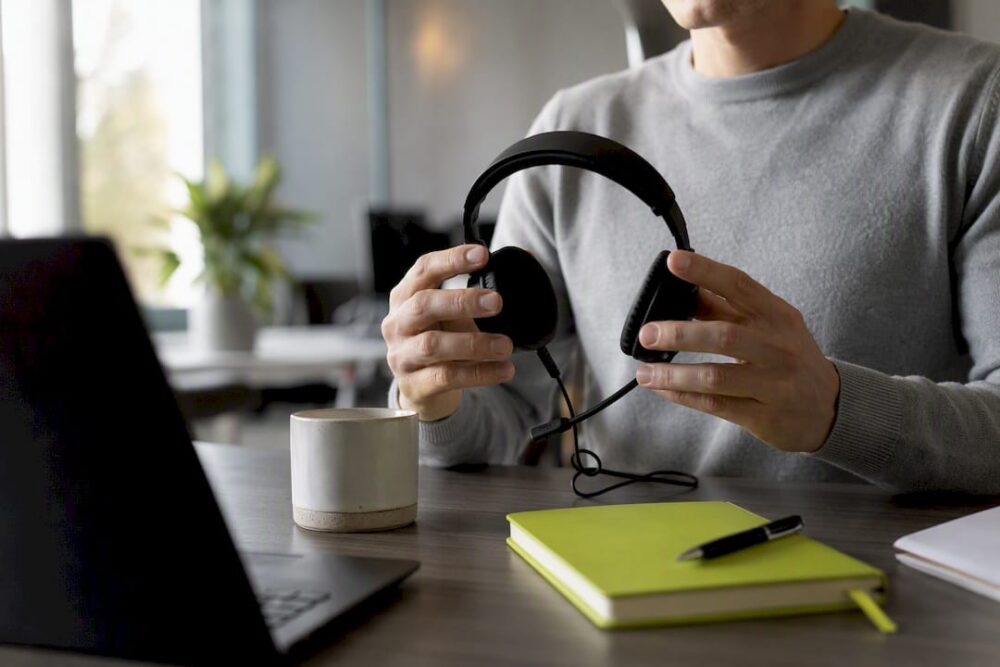 Någon förbereder sitt headset och arbetsplats inför en digital säkerhetsutbildning.