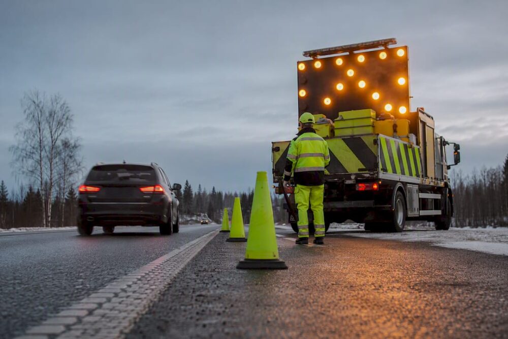 Bil kör om väghållningsfordon med säkert avstånd