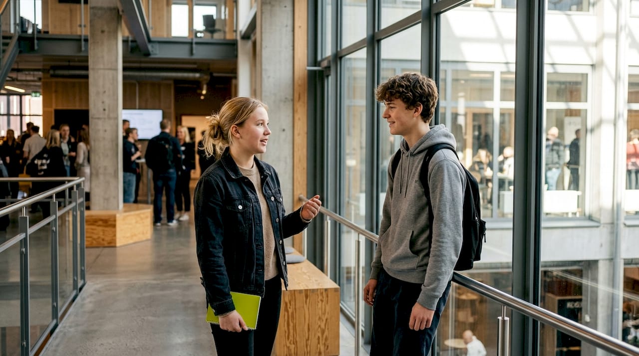 Gymnasieelever samtalar i skolans gemensamma utrymme