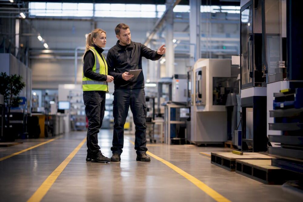 Skyddsombudet gör en riskbedömning på arbetsplatsen