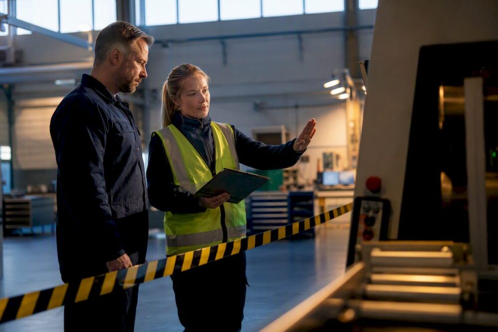 Skyddsombudet gör en riskbedömning vid arbetsstationen