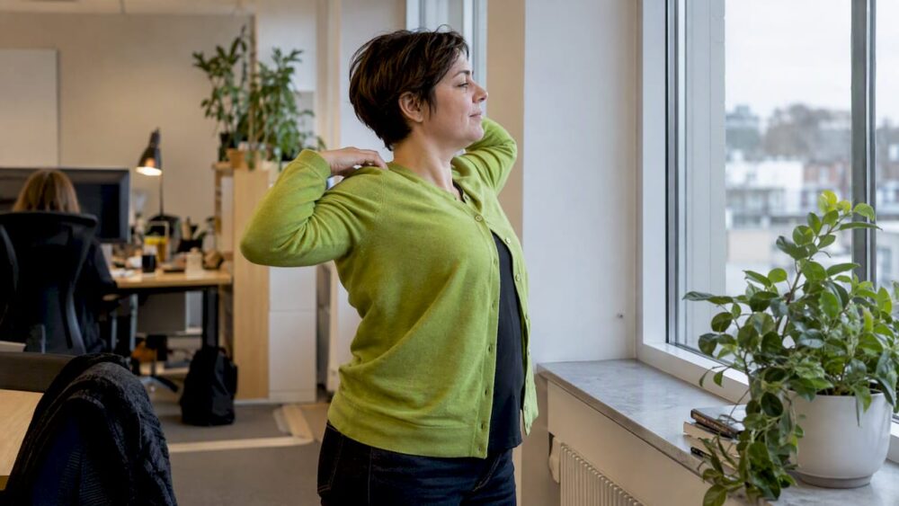 En anställd tar en paus från jobbet