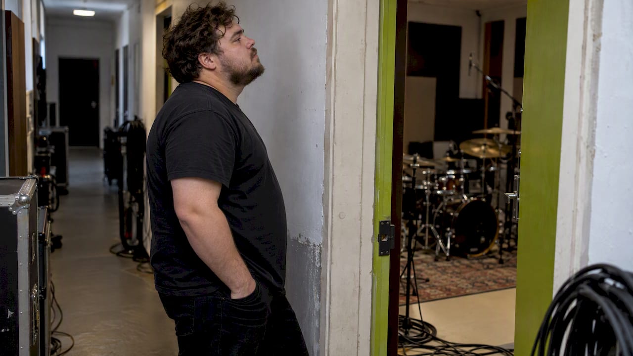 Musiker tar en paus utanför studions live-rum