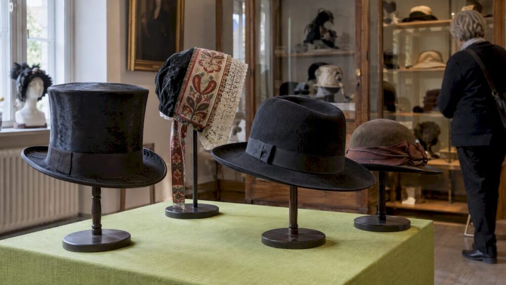 Historiska svenska hattar i museets samlingar