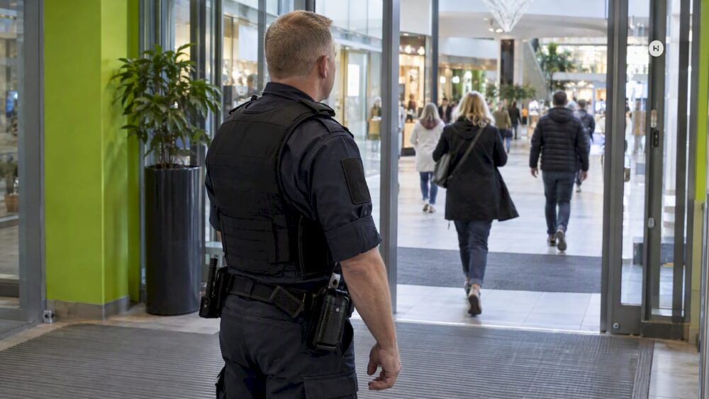 Ordningsvakt vid köpcentrets entré